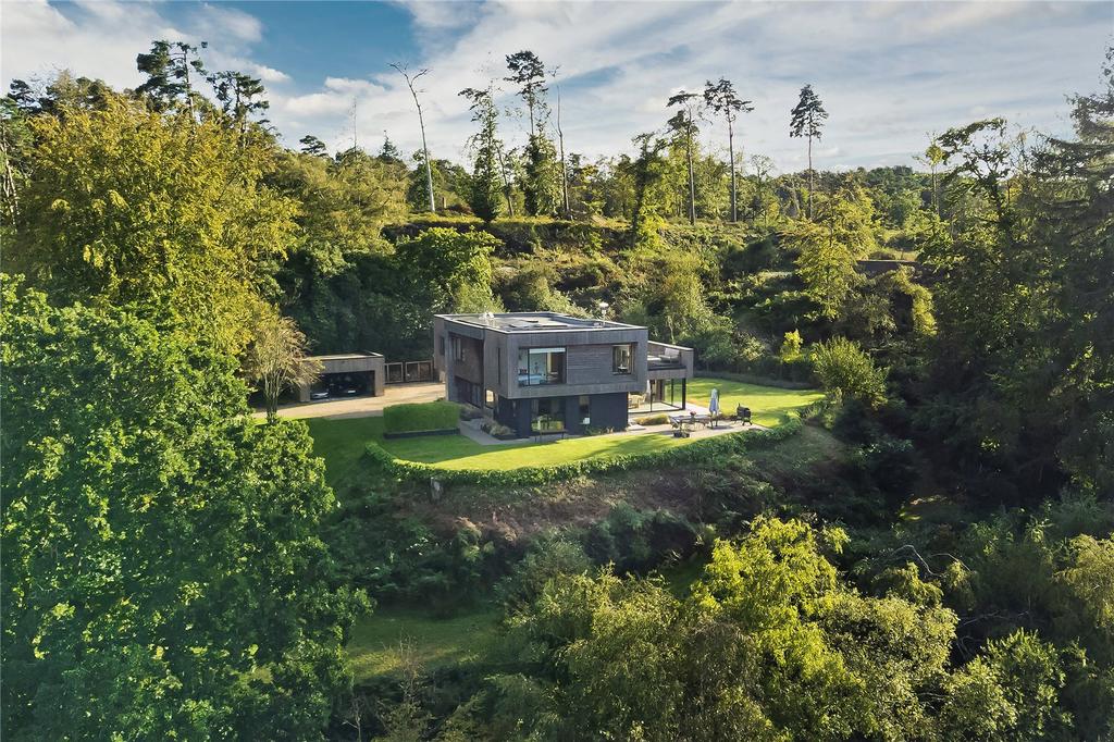 Beacon Hill Road, Ewshot, Farnham, Hampshire, GU10 5 bed detached house