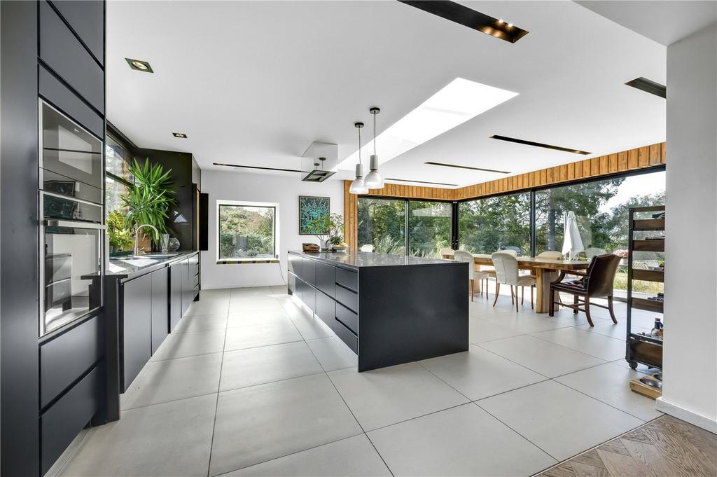 Beacon Hill Road, Ewshot, Farnham, Hampshire, GU10 5 bed detached house