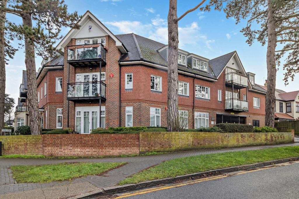 Marsh Road, Pinner, HA5 2 bed apartment for sale £595,000