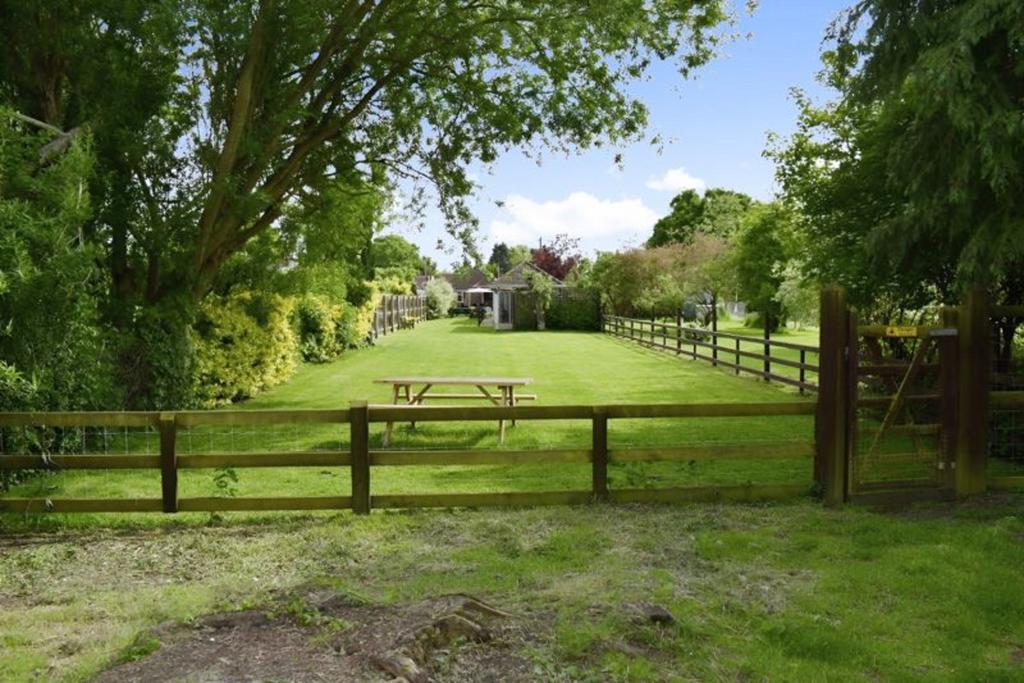 The Moors, KIDLINGTON, OX5 2 bed detached bungalow for sale £600,000