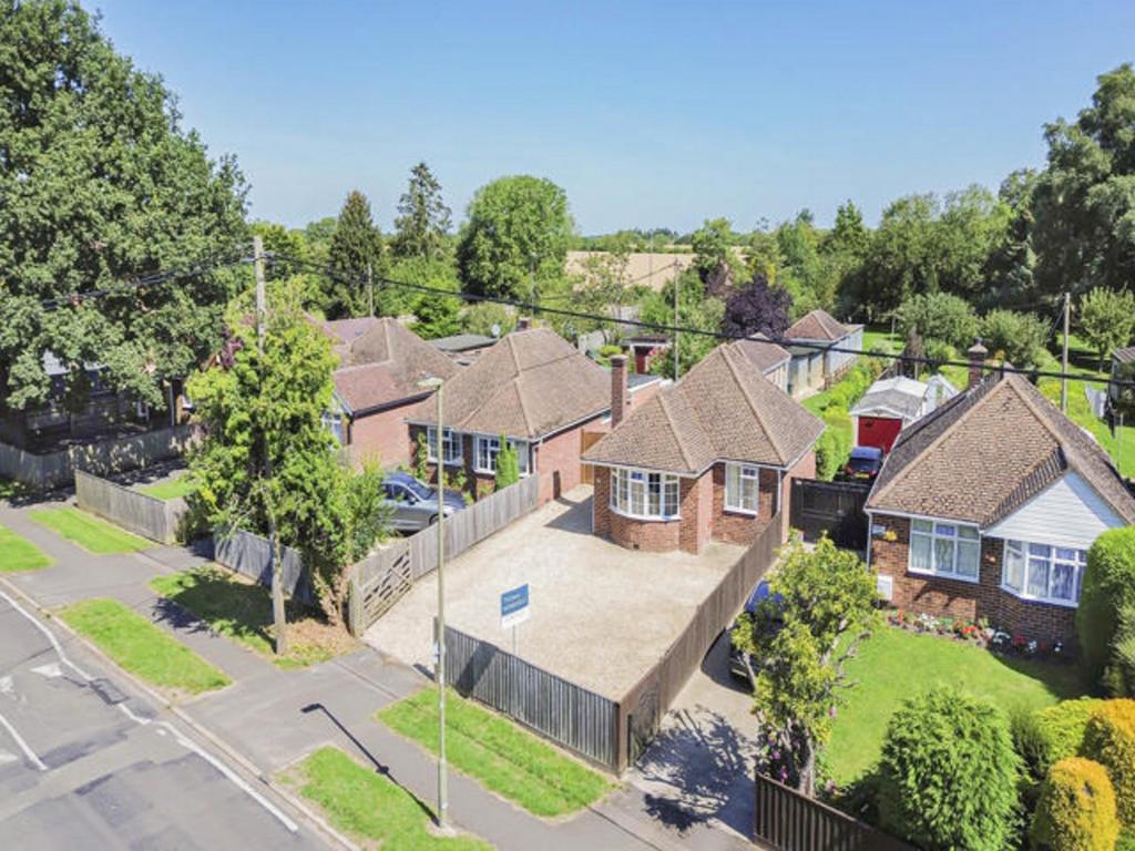 The Moors, KIDLINGTON, OX5 2 bed detached bungalow for sale £600,000