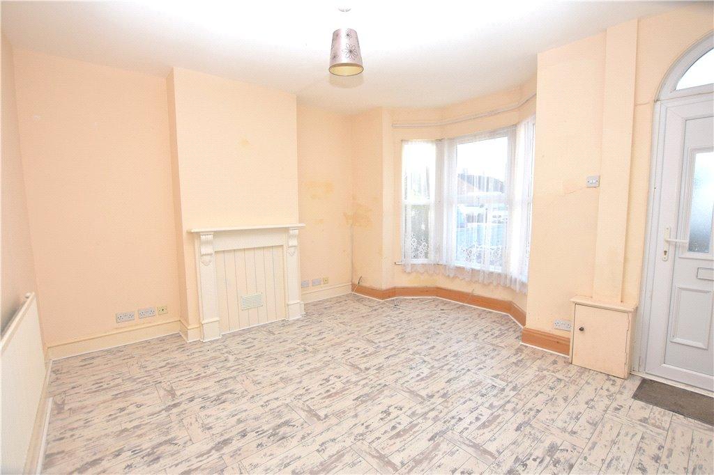 Thoroughgood Road, ClactononSea, Essex 3 bed end of terrace house £