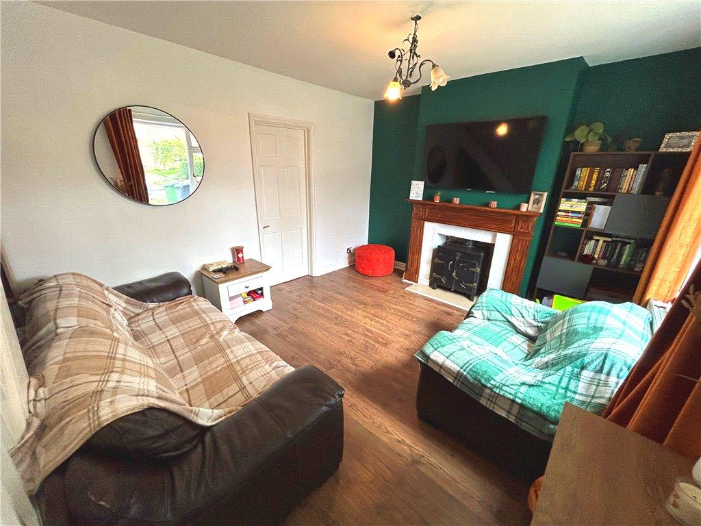 Peewit Road, Evesham, Worcestershire 3 bed terraced house for sale £