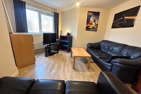 3 bedroom flat to rent - Whiteoak Road, Manchester, M14