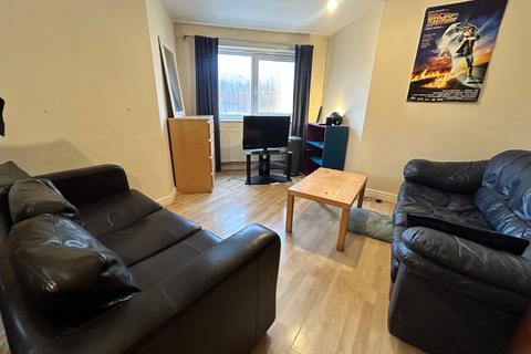 3 bedroom flat to rent - Whiteoak Road, Manchester, M14