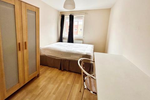 3 bedroom flat to rent, Whiteoak Road, Manchester, M14