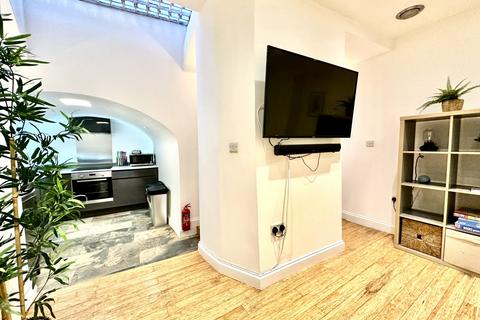 1 bedroom flat for sale, High Street, Tenby, Pembrokeshire, SA70