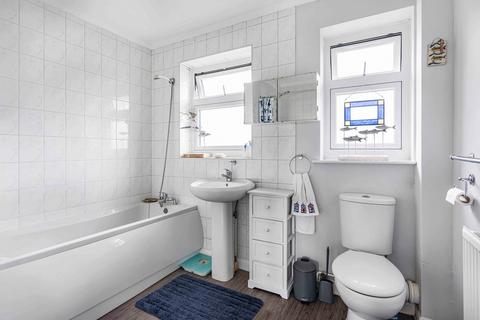 1 Brookside, Oakley, Aylesbury, HP18 9PN