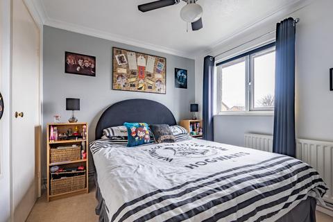 27 Bracken Close, Carterton, OX18 1UA