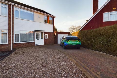 4 bedroom semi-detached house to rent, Rosefield Crescent, Newtown, Tewkesbury