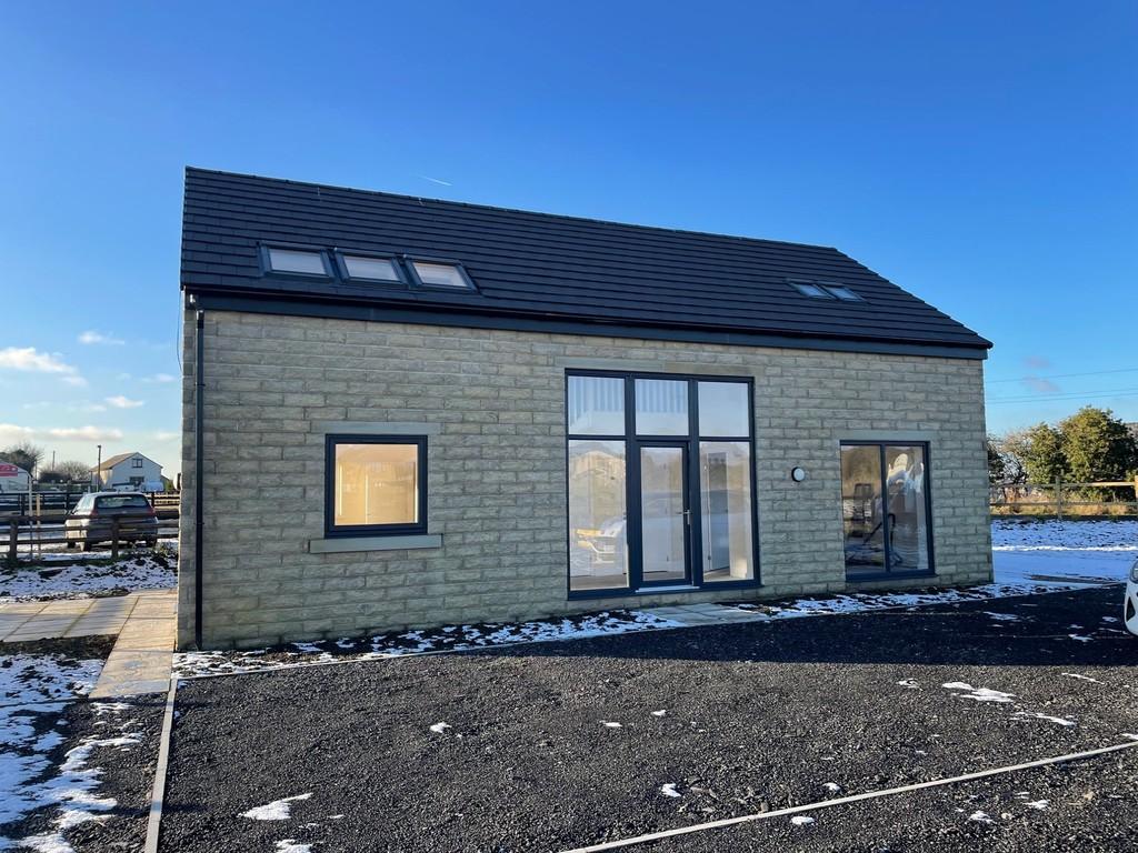Cliff Hollins Lane, East Bierley 3 bed barn conversion £1,650 pcm (£