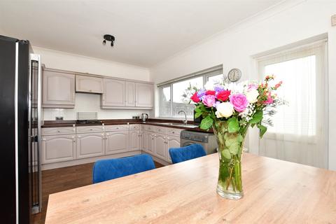 3 bedroom end of terrace house for sale, Brights Avenue, Rainham, Essex