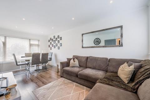 6a The Parade, Leatherhead, KT22 7SR