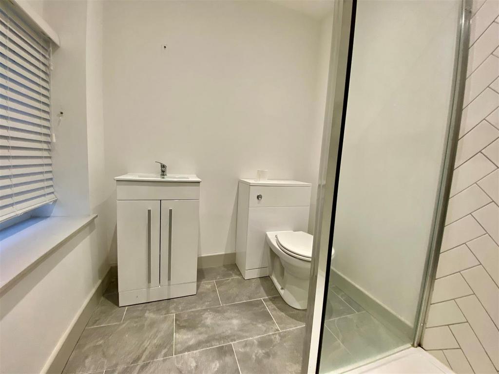 18 shower room.jpg
