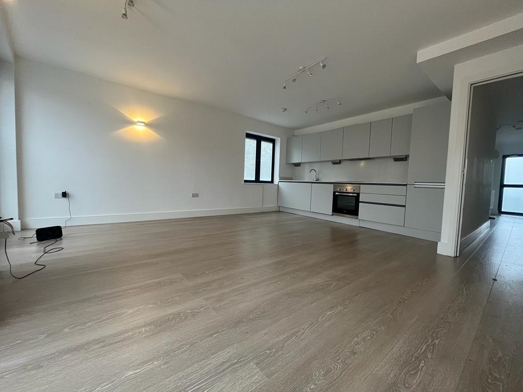Updown Hill, Windlesham, Surrey 1 bed flat £1,250 pcm (£288 pw)