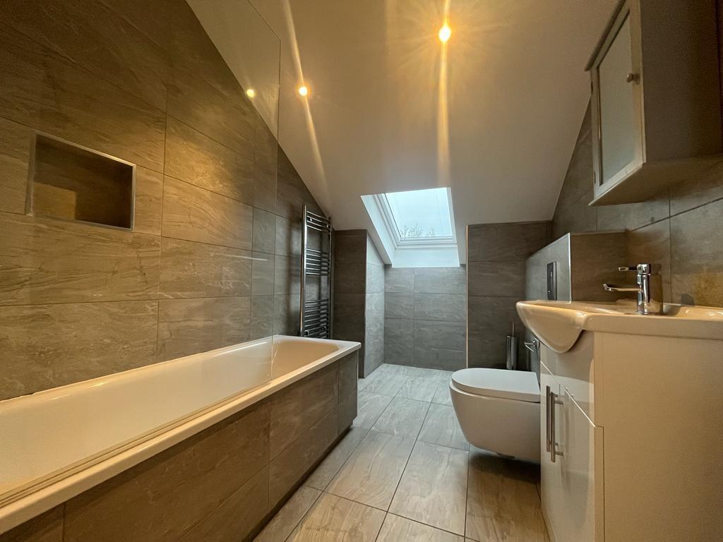 Updown Hill, Windlesham, Surrey 1 bed flat £1,250 pcm (£288 pw)