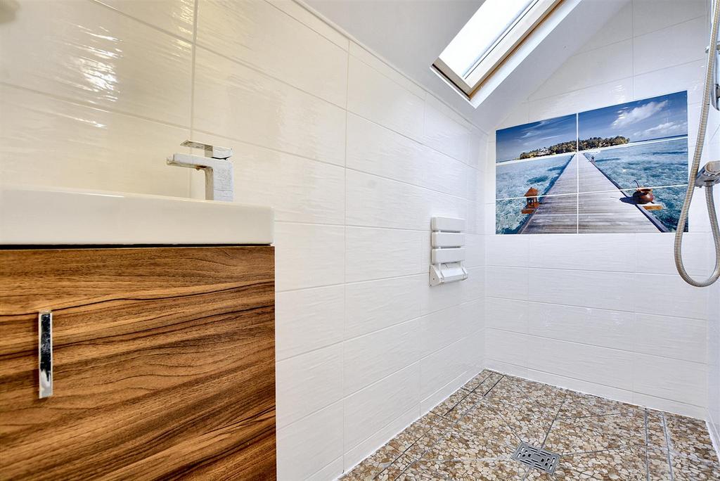Ensuite 2.jpg