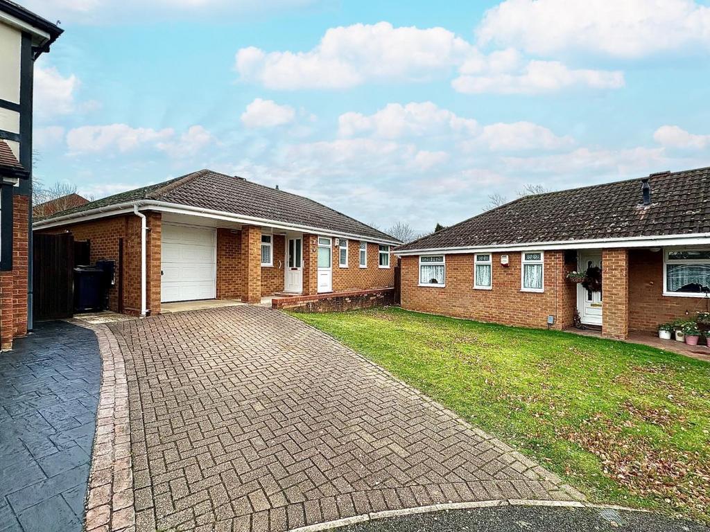 Kimble Close, East Hunsbury... 3 bed detached bungalow for sale £325,000