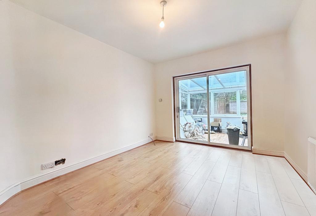 Room 4, 11 Walford Road, Uxbridge... 1 bed in a house share £825 pcm (£190 pw)