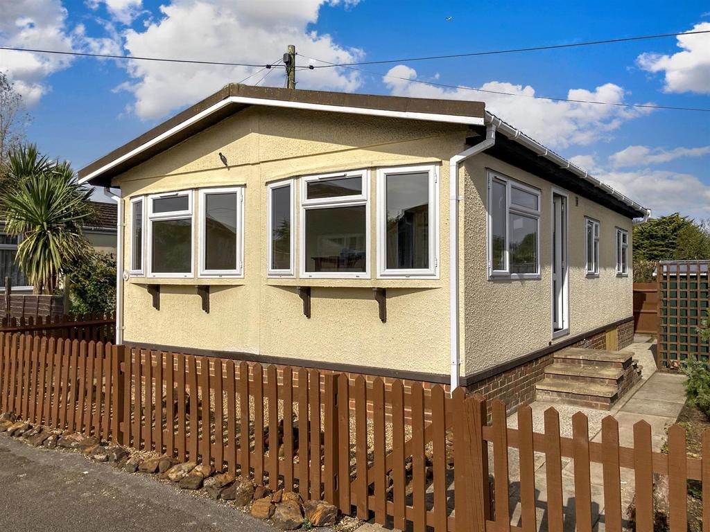 East Hill Road, Knatts Valley, Sevenoaks, Kent 2 bed park home for sale