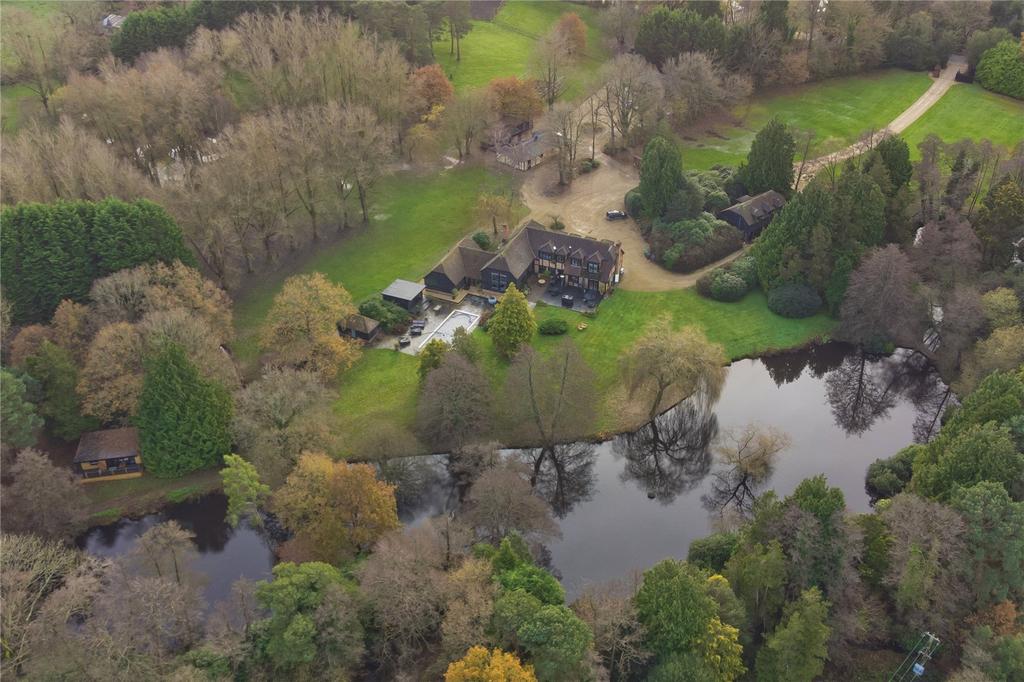 Scotts Grove Road, Chobham, Woking, Surrey, GU24 7 bed equestrian