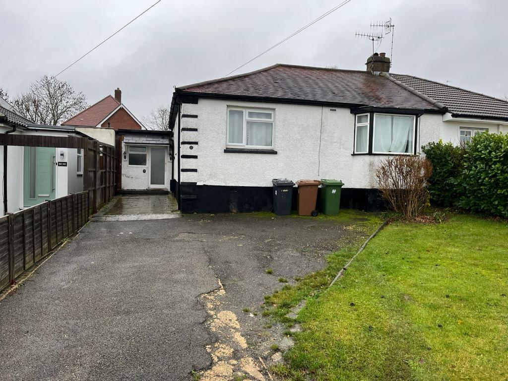 Oundle Avenue, Bushey WD23 4 bed bungalow £2,750 pcm (£635 pw)
