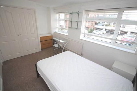 5 bedroom terraced house to rent, Etwell Place, Surbiton KT5