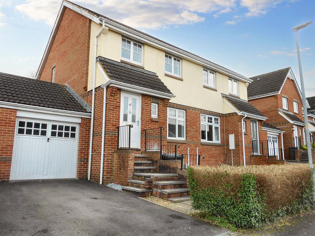Boulton Close, Westbury BA13 3 bed semidetached house to rent £1,285