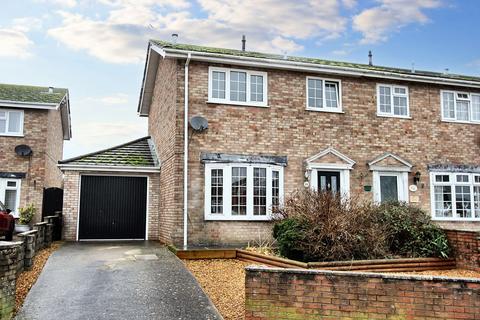 3 bedroom end of terrace house for sale - Crawshay Drive, Boverton, CF61