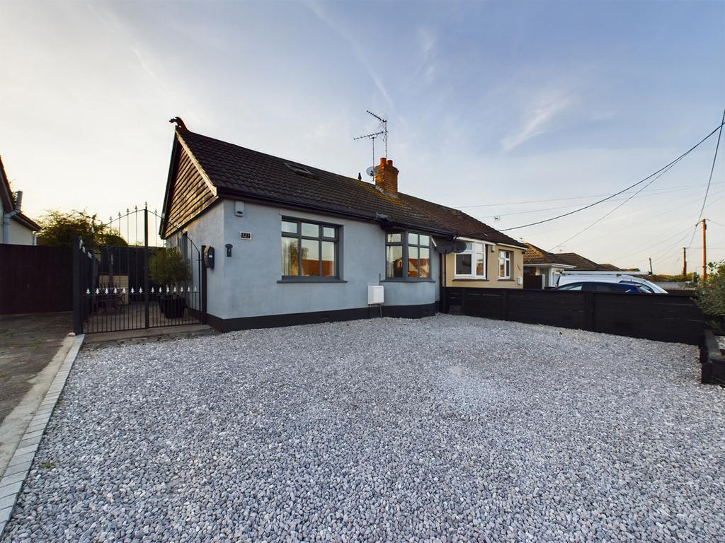 Pound Lane, Bowers Gifford Basildon, SS13 3 bed semidetached bungalow