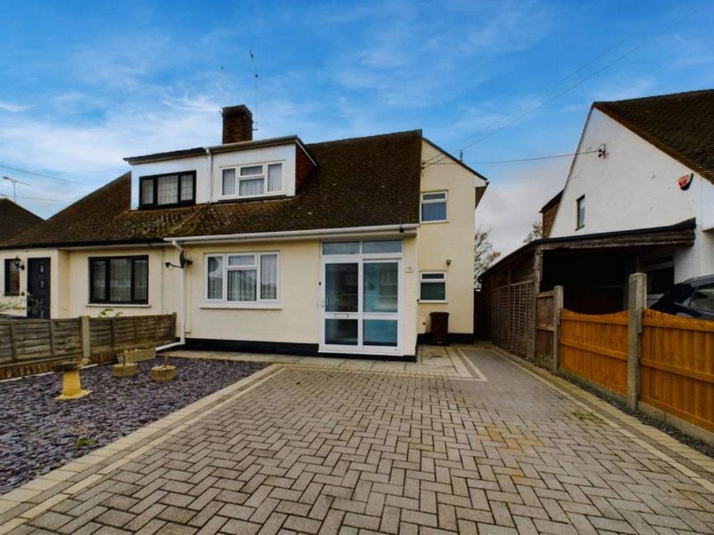 Village Drive, Canvey Island, SS8 3 bed semidetached house for sale