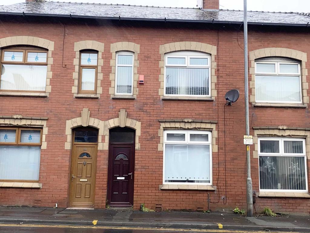 Oldham Road, Royton 2 bed terraced house for sale £130,000