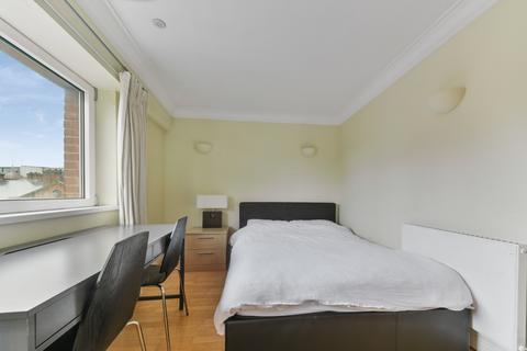 2 bedroom flat to rent, Charter House, Crown Court, London