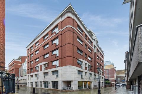 2 bedroom flat to rent, Charter House, Crown Court, London