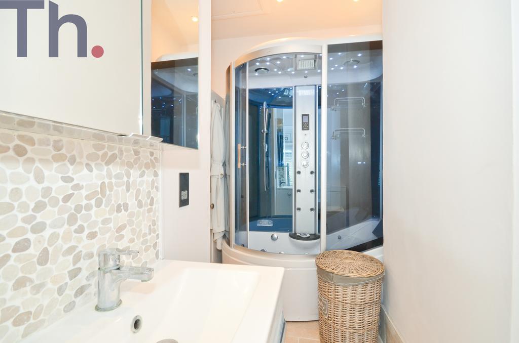 Jacuzzi Bath/Shower