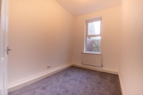 2 bedroom flat to rent, Ravensworth Road, Gateshead, Tyne and Wear, NE11