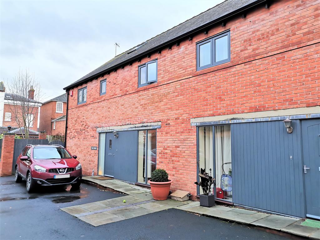 Sharman Road, Worcester WR1 3 bed coach house £1,350 pcm (£312 pw)