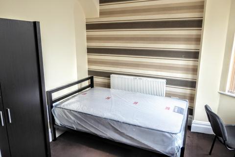 6 bedroom end of terrace house to rent, Grecian Street North, Salford