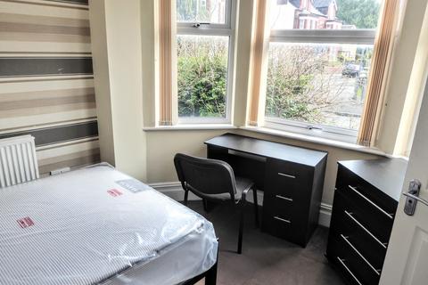 6 bedroom end of terrace house to rent, Grecian Street North, Salford