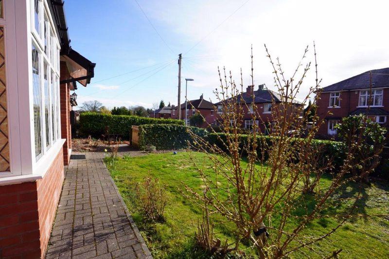 16 Fieldhead Avenue, Bamford, Rochdale OL11 5JU 3 bed detached bungalow