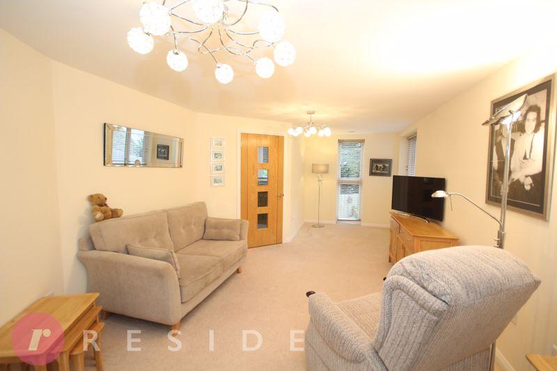Lounge / Dining Area