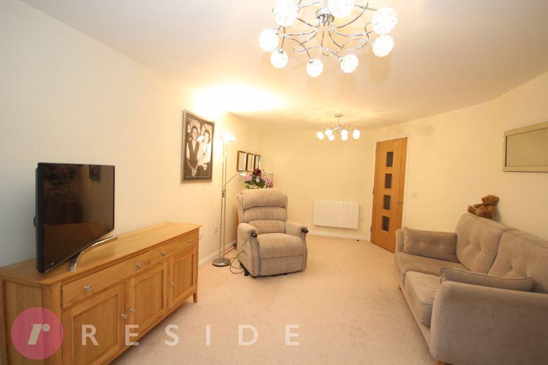 Lounge / Dining Area