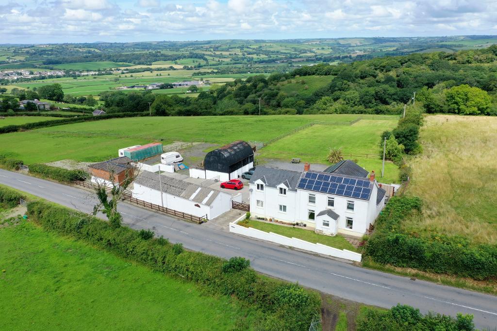 Unmarked Road, Llangynog, Carmarthen... 5 bed equestrian property £