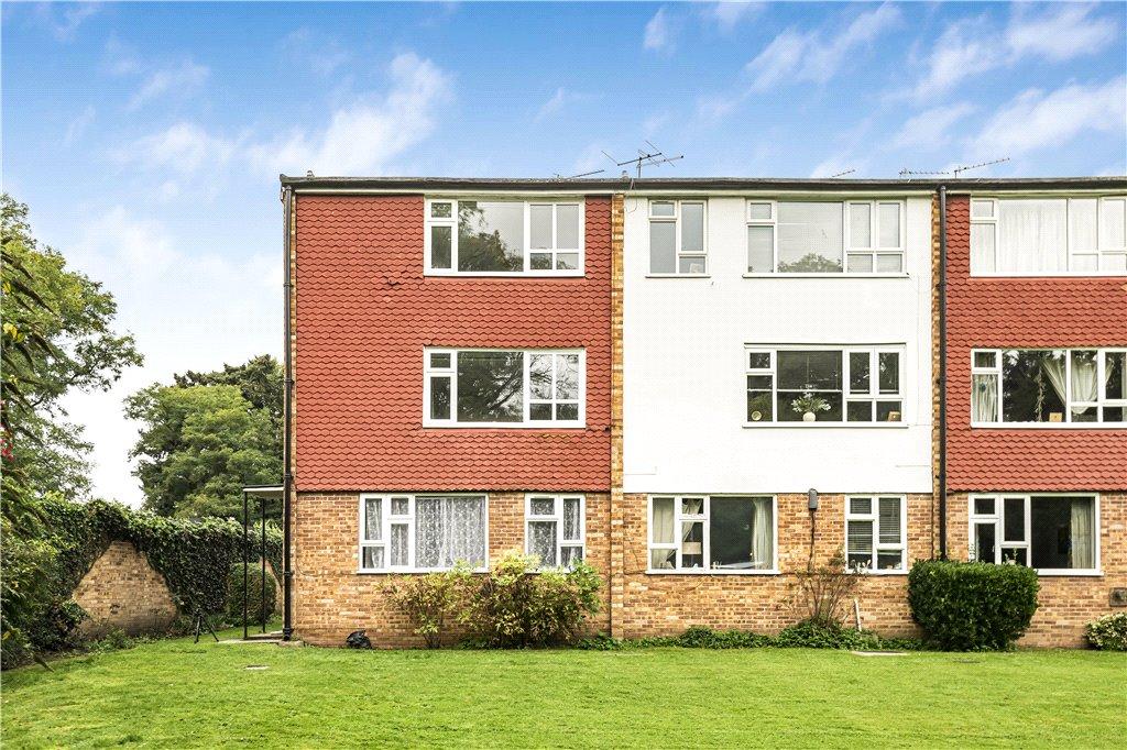 Hollies Court, Addlestone KT15 2 bed apartment for sale £275,000
