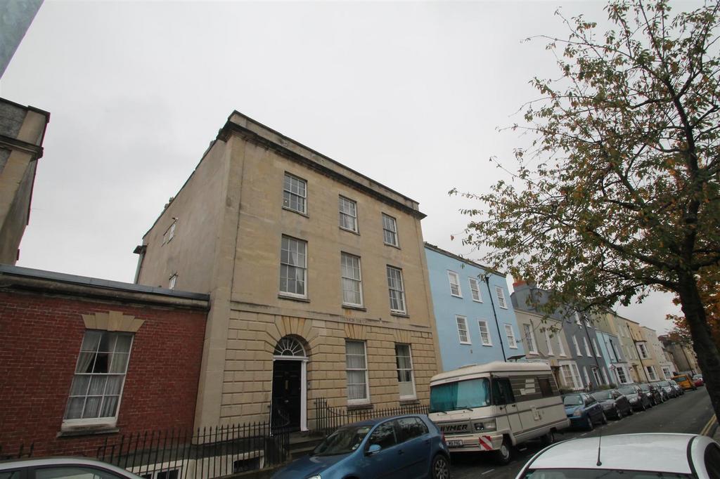 BPC00016, Kingsdown Parade, Kingsdown, Bristol, BS6 4 bed flat to rent
