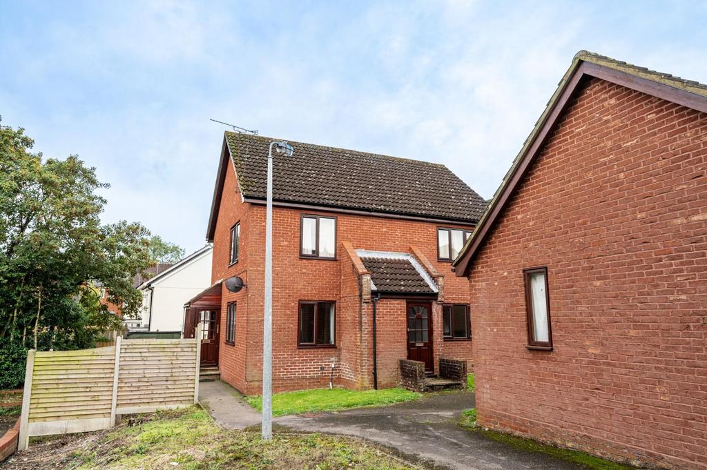 Godfrey Way, Dunmow 2 bed £950 pcm (£219 pw)