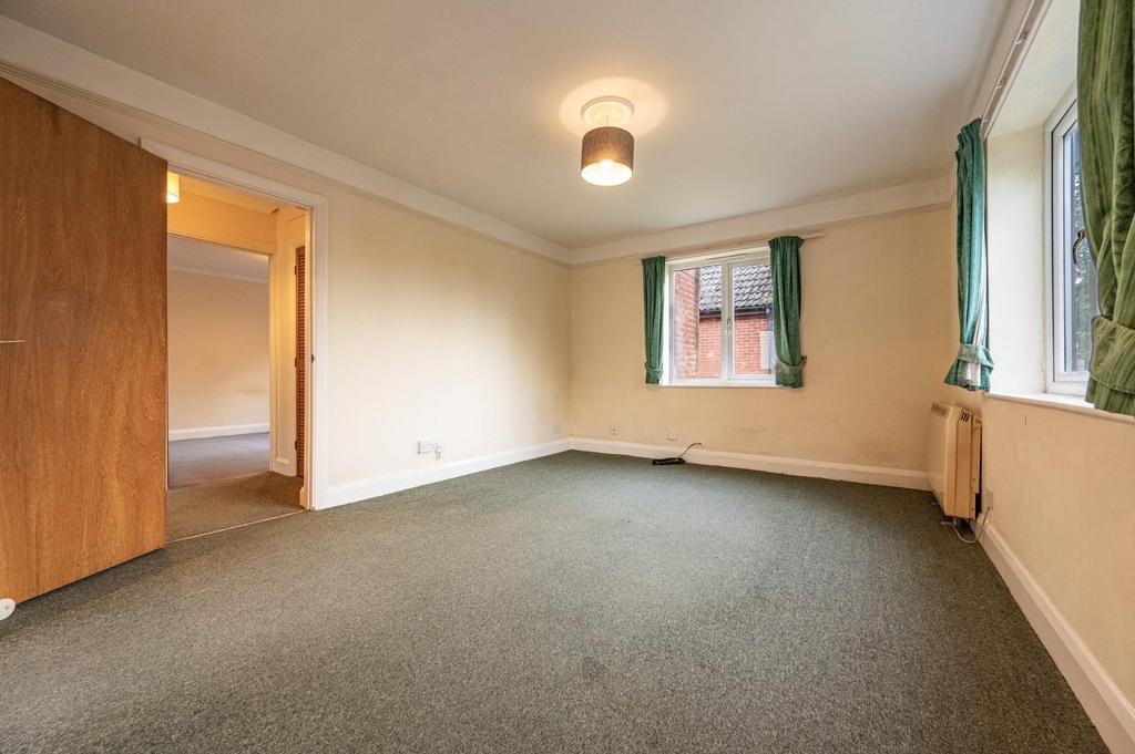Godfrey Way, Dunmow 2 bed £950 pcm (£219 pw)