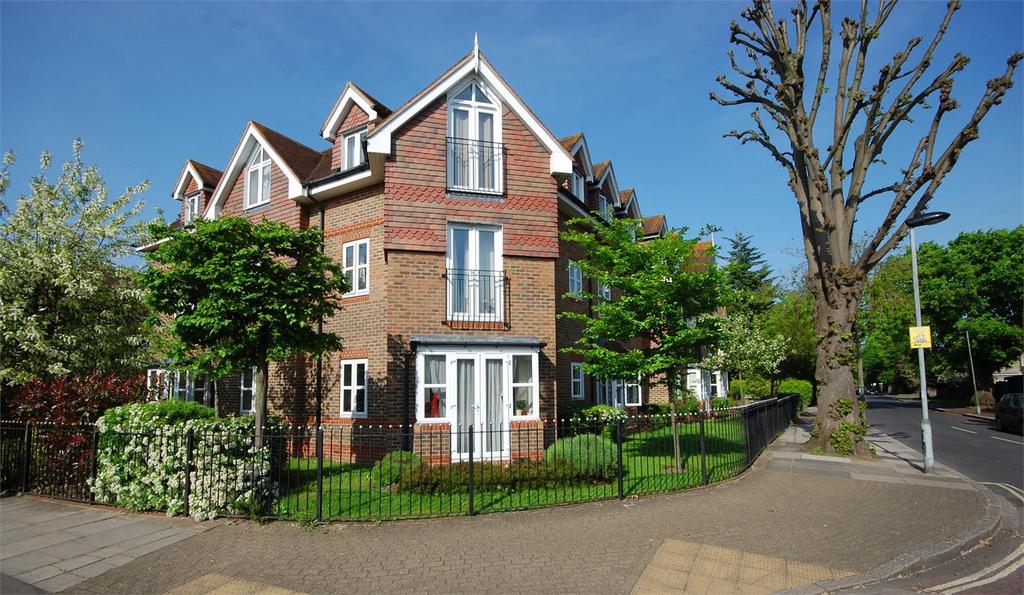 Holly Bush Lane, Hampton 2 bed apartment £1,650 pcm (£381 pw)