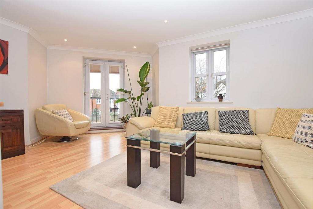 Holly Bush Lane, Hampton 2 bed apartment £1,650 pcm (£381 pw)