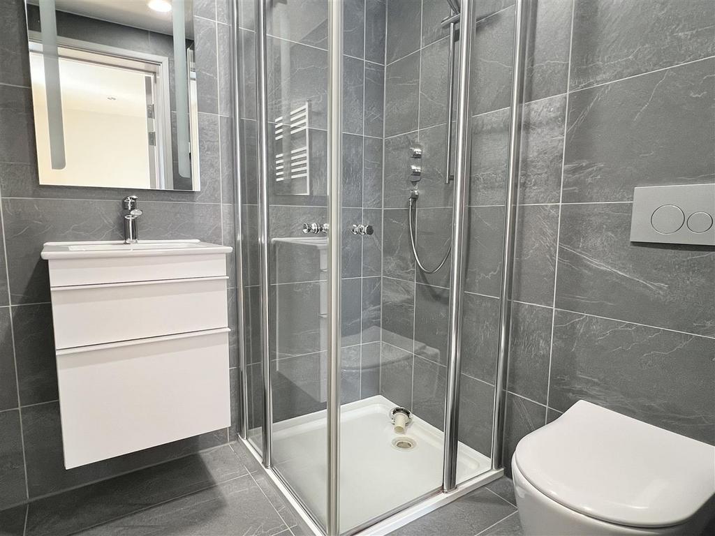 E-Suite Shower Room: